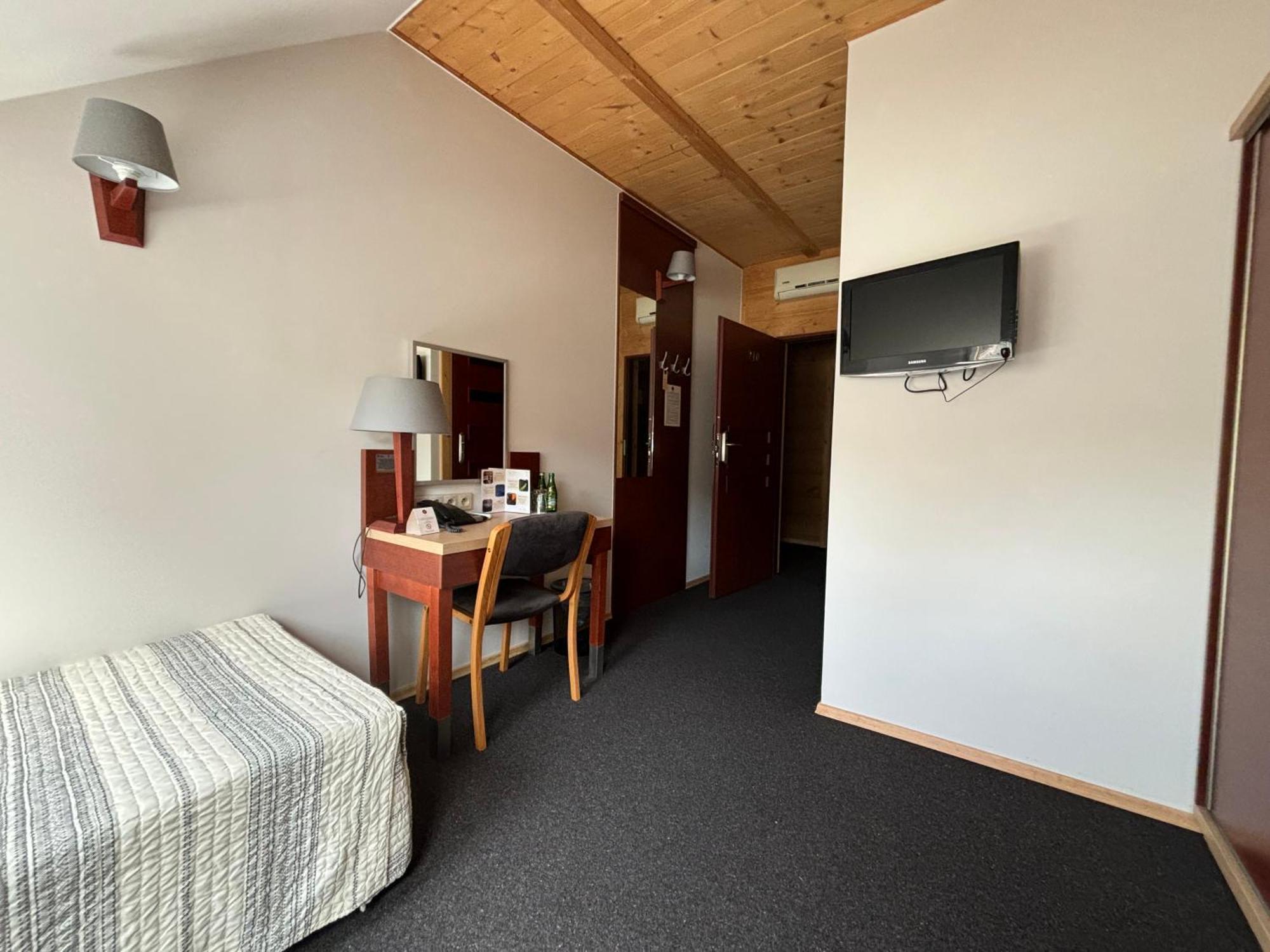 Hotel 365 Кельце Экстерьер фото